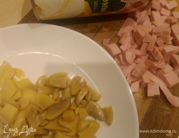 Подготовила начинку: нарезала колбасу (можно сосиски) и шампиньоны, если надо.