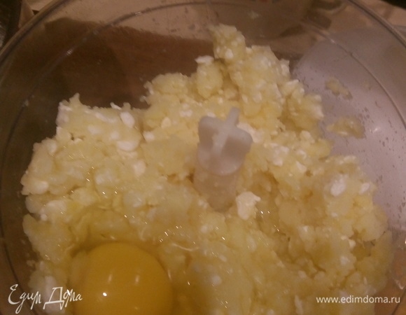 Вареный картофель кинула в блендер, туда же немного творога (тоже не доели). Посолила, поперчила по вкусу, добавила 1 яйцо, все взбила, добавила 2 ст. л. муки, перемешала.