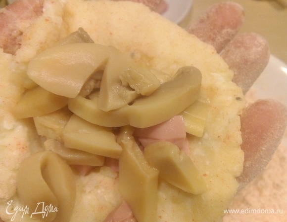 Сделала из теста лепешки, предварительно слегка обваляв его в муке, чтобы не липло к рукам. Внутрь положила начинку, закрыла, сделала что-то вроде пирожка.