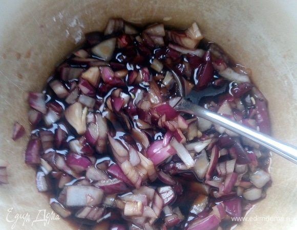 С самого начала готовки красный лук (1–2 средних головки) мелко нарезать и замочить в гранатовом соусе.