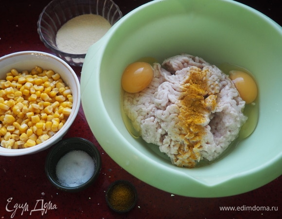 В фарш добавляем два яйца, соль, куркуму и карри.