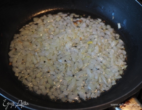 Лук мелко режем и обжариваем на растительном масле почти до готовности. Главное, не пережарить!