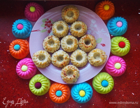 Готовые маффины выкладываем на красивую тарелку. Можно в форме елочки. Начинаем украшать.