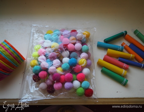 Записки с предсказаниями сворачиваем в трубочку и вставляем в середину каждого маффина. Если формочки обычные, то записки можно сложить иначе и воткнуть прям с краю. Проявите фантазию. Это того стоит!