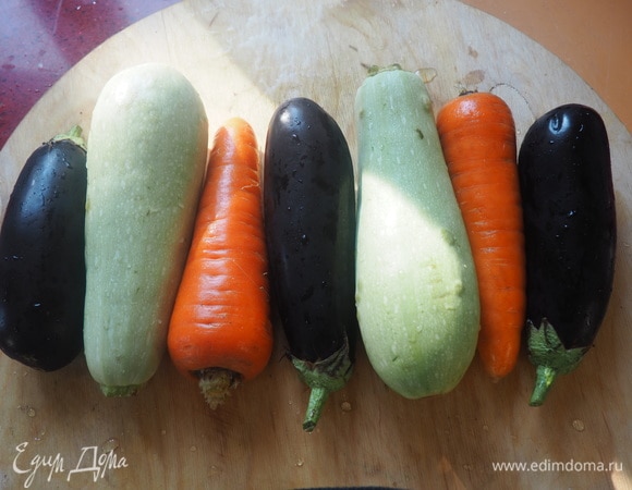 Овощи моем. Молодые кабачки и баклажаны чистить не надо. Морковку чистим.