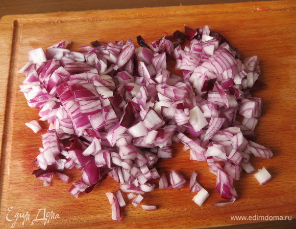 Нарезаем лук, натираем морковку.