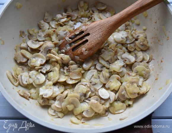 Грибы и лук нарезать. На сковороде разогреть небольшое количество растительного масла и обжарить грибы с луком. Посолить, поперчить по вкусу.