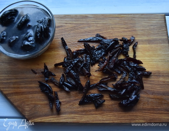 Чернослив нарезать соломкой.