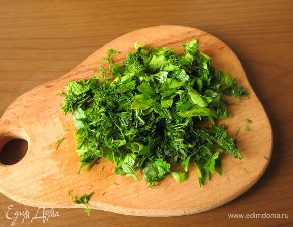 Нарезаем зелень и измельчаем вареные яйца.
