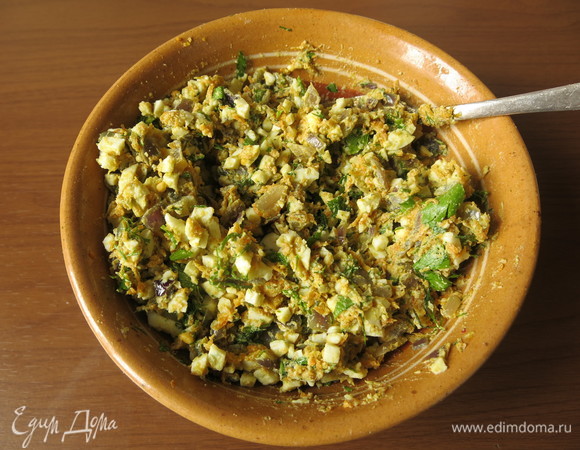 Соединяем зелень, яйца вареный — 3 шт., морковь и лук пассерованные.