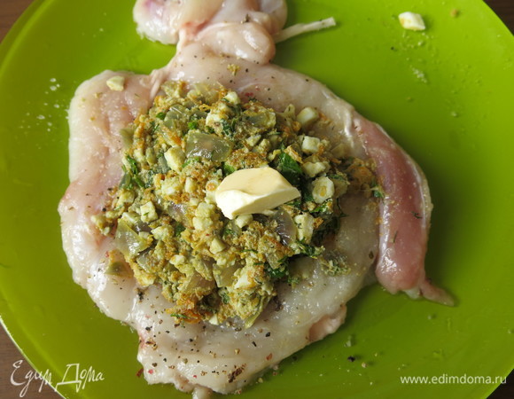 Кладем начинку и кусочек масла, подворачиваем края наверх, перехватываем ниткой.