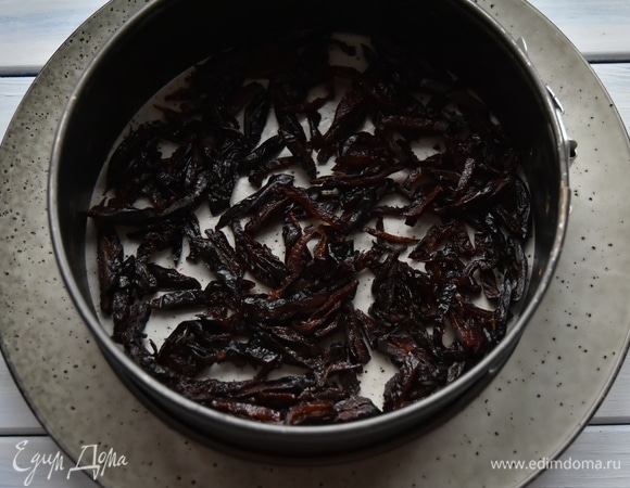 Первый слой — чернослив, нарезанный соломкой. Каждый слой смазываем сеточкой из майонеза ТМ «МахеевЪ».