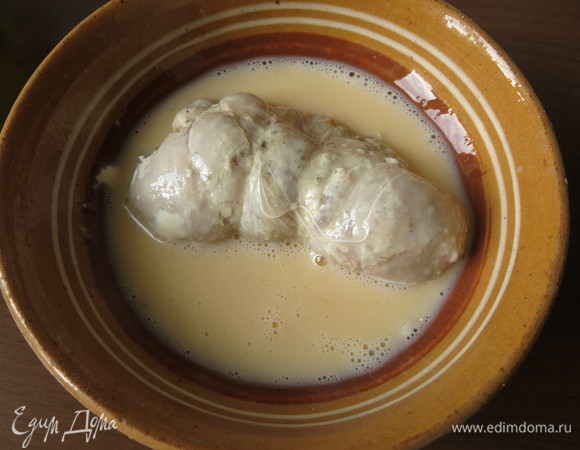 Кладем котлету в яйцо.