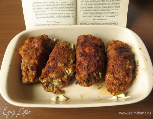 Выкладываем котлеты в жаропрочную форму.