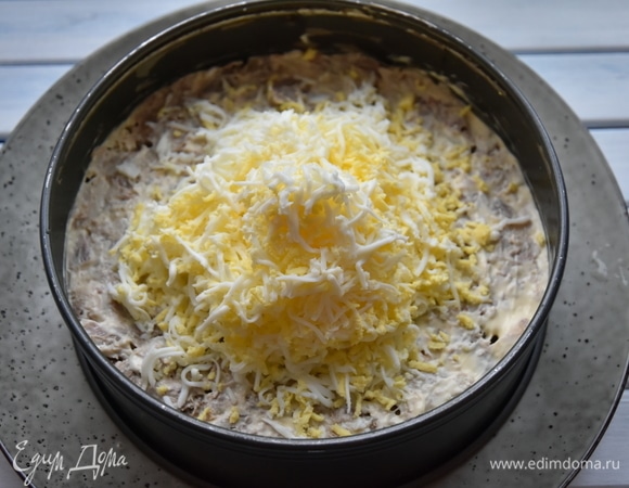 После слоя из отварной курицы следует слой натертых на мелкой терке яиц.