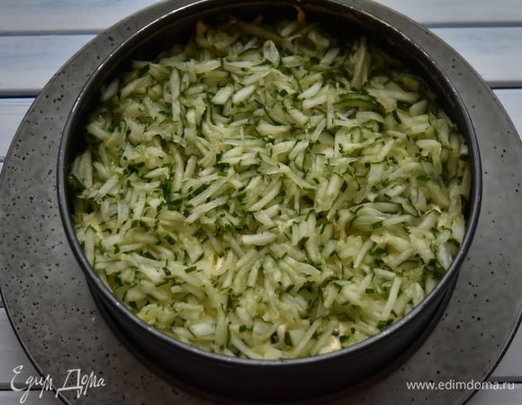 Свежий огурец нарезать соломкой, слегка отжать от лишнего сока и выложить поверх яичного слоя. Не забываем промазывать каждый слой майонезом.