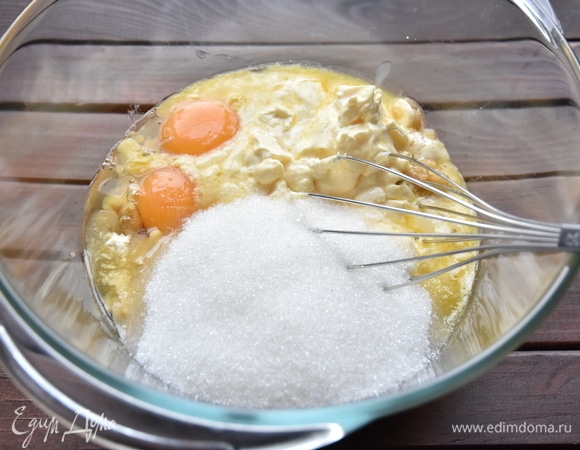 Всыпать сахар и мягкий маргарин. Размешать смесь венчиком.