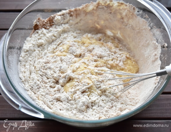 Муку «Экстра» MAKFA просеять вместе с корицей и разрыхлителем.