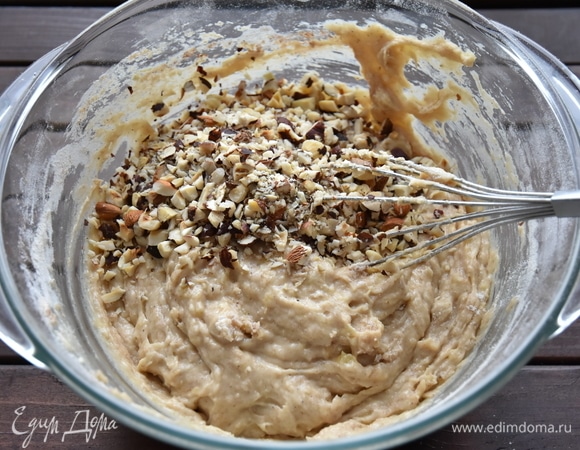 Всыпать горсть рубленых орехов и замесить тесто.