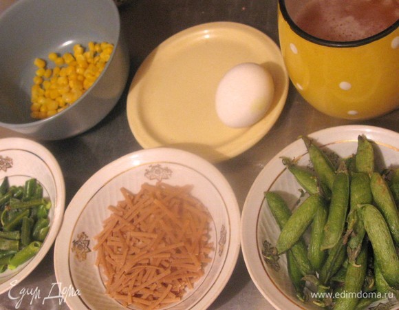 В слегка подогретый бульон добавляем овощи и ставим в разогретую до 180°C духовку на 20 минут.