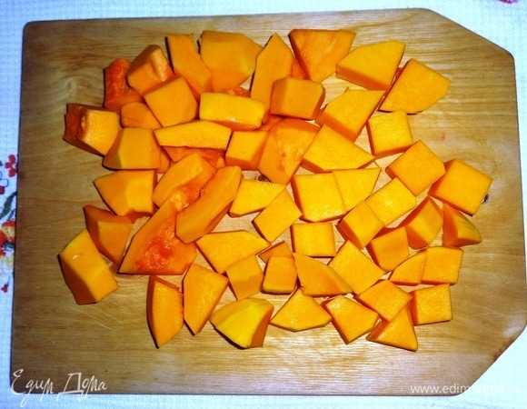 Тыкву очистить от кожуры и семян, вымыть, обсушить бумажным полотенцем. Нарезать тыкву крупными кусочками.