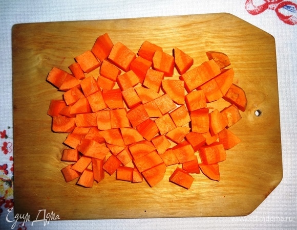 Морковь почистить, вымыть, нарезать крупными кубиками.