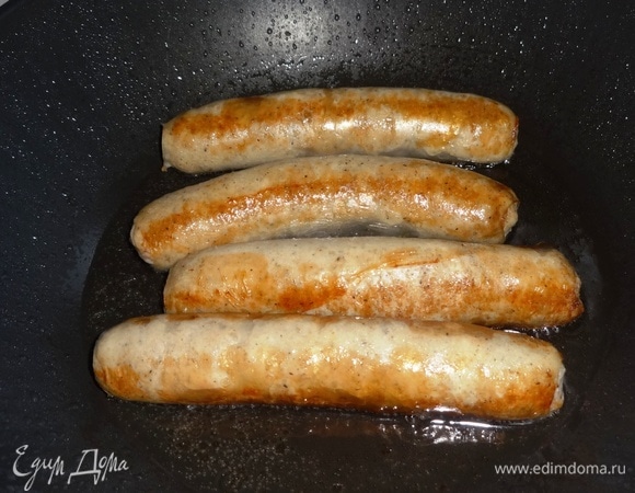 В сковороду налить половину растительного масла, разогреть. Выложить купаты, обжарить их со всех сторон до румяной корочки.