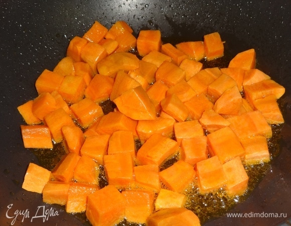 Положить в сковороду морковь и обжарить до румяности. Выложить морковь в чашку к картофелю.