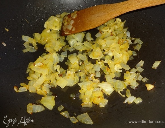 Положить в сковороду лук и чеснок и обжарить до золотистого цвета.