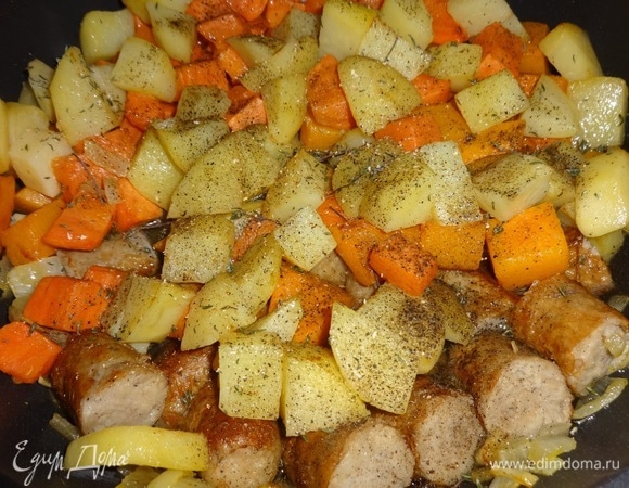 В сковороду с луком и чесноком выложить все обжаренные ранее продукты. Рагу посолить, поперчить, добавить тимьян, мускатный орех. Перемешать.