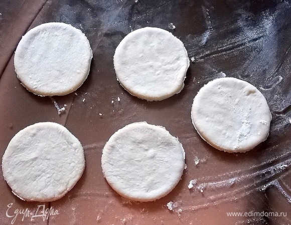 Раскатать немного тесто и вырезать круги.