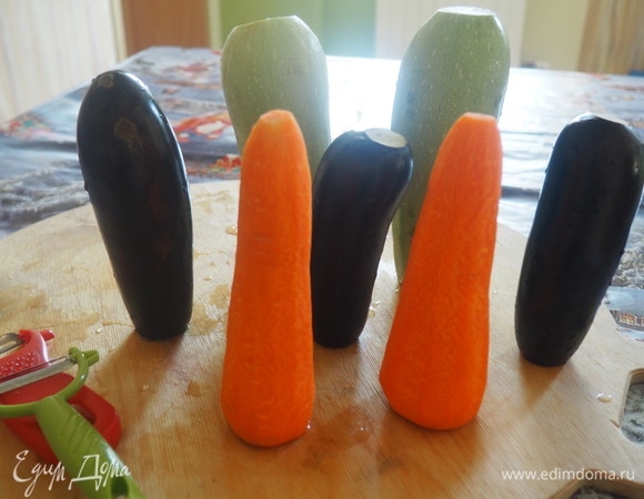 Овощечисткой режем все овощи на длинные тонкие пластины.