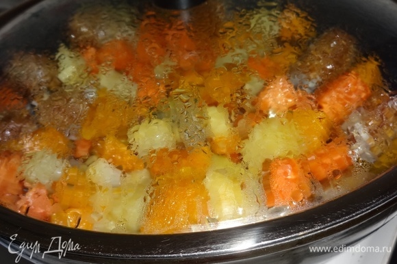 Накрыть сковороду крышкой и тушить на медленном огне до готовности овощей.