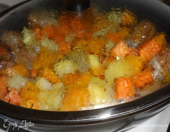 Накрыть сковороду крышкой и тушить на медленном огне до готовности овощей.