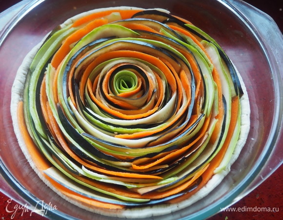 Двигаемся от краев к центру. Сильно не уплотняя.