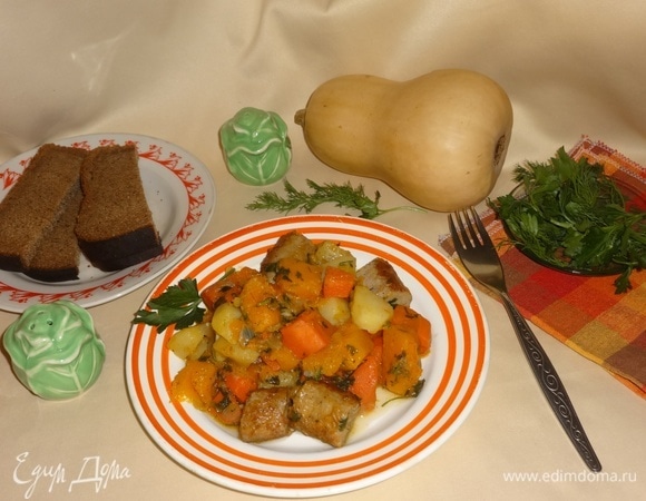 Наше ароматное рагу готово! Разложить его по порциям. Прошу всех к столу! Угощайтесь! Приятного аппетита!