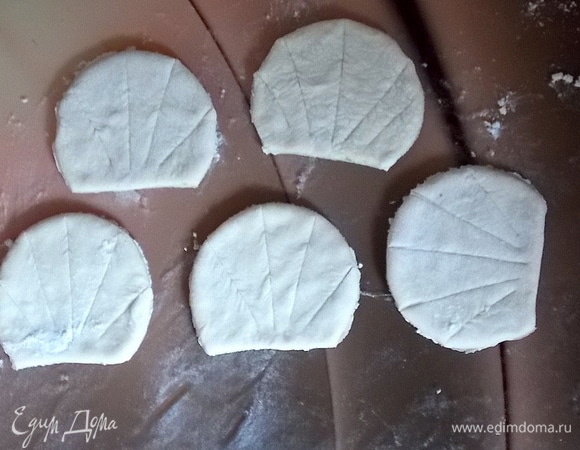 Отрезать небольшую часть теста с одной стороны и сделать надрезы острым ножом в виде веера.