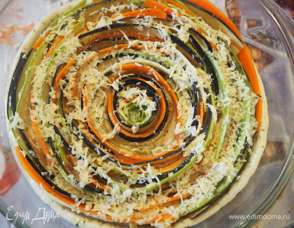 Полученной смесью заливаем овощи на корже. Ставим в духовой шкаф разогретый до 190°C на 1 час. За 5 минут до готовности вынимаем и посыпаем оставшимся сыром.