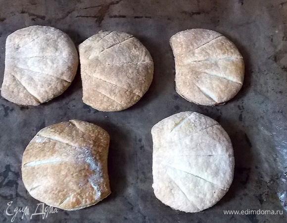 Выпекать в горячей духовке при температуре 190°C в течение 15–20 минут. Дать полностью остыть, смазать маслом.