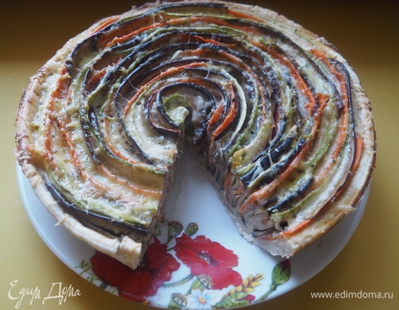 Подаём разрезав на порционные куски. Получается очень красиво и вкусно. Приготовить такой пирог можно и на праздник, и на обычный семейный ужин. Он станет настоящим украшением стола. Приятного аппетита!