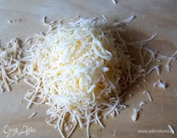 Натереть сыр на мелкой терке.