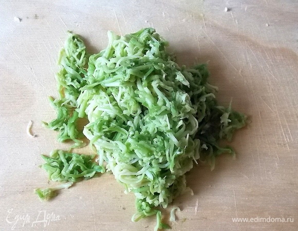 Натереть авокадо.