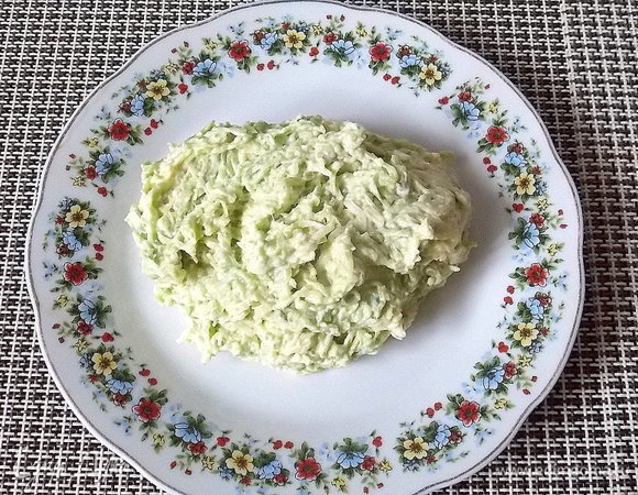 Все смешать с майонезом. Не солите, лучше добавьте немного рассола от оливок.