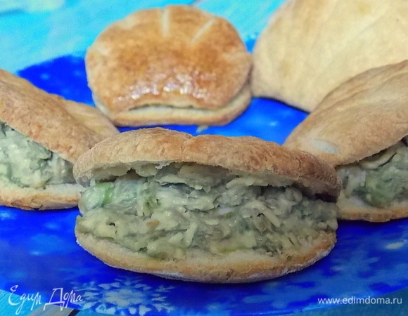 Тарталетки аккуратно прорезаем по кругу, не трогая прямой край. Заполняем фаршем пространство.