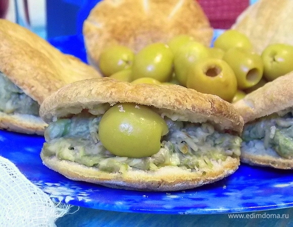 Кладем в серединку «жемчужину». Ее роль мы поручим оливке ТМ «Фрау Марта», она справляется отлично. В ингредиентах указан вес только оливок для начинки.