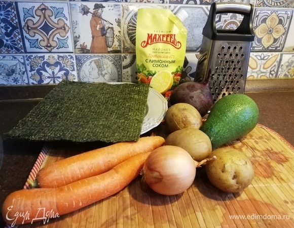 Подготавливаем продукты. Отвариваем картофель в мундире.