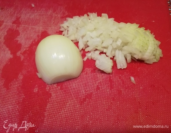 Лук мелко нарезать.
