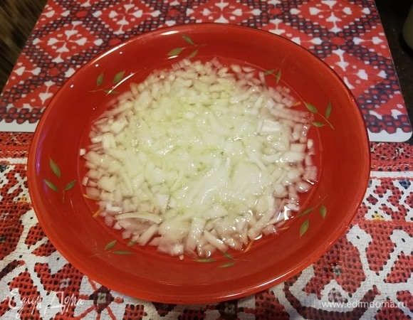 Ошпарить лук кипятком.