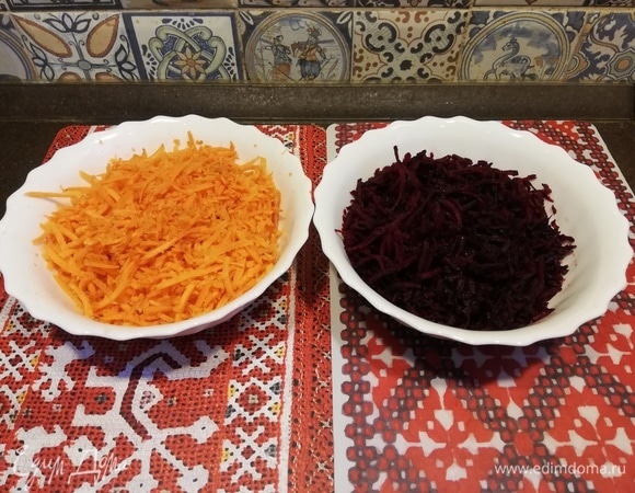 Натереть морковь и свеклу на крупной терке.