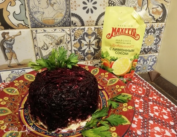 Можно свеклу сверху промазать майонезом. Украшаем салат зеленью и оставляем на время для того, чтобы пропитался.